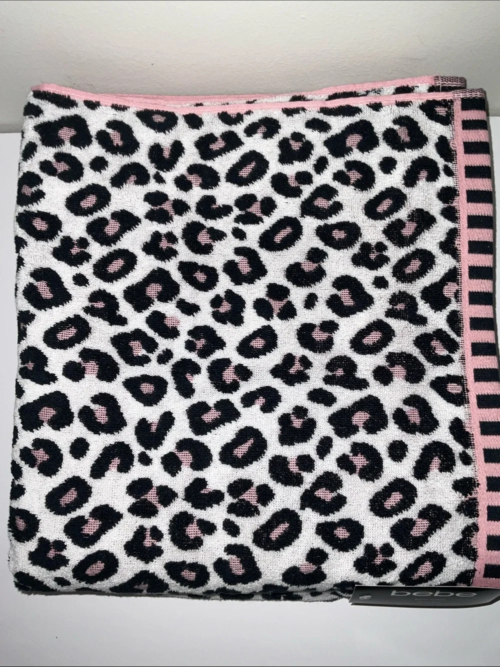 BEBE WHITE BLACK LEOPARD PRINT PINK HEM 4pc. 2 BATH 2 HAND TOWEL SET NWT